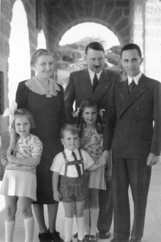 Magda Goebbels - Obersalzberg, the family Goebbels visit Adolf Hitler, "Der Führer" is back in Obersalzberg. At a visit in a cozy hour with his guests, the minister Doctor Goebbels and wife with their