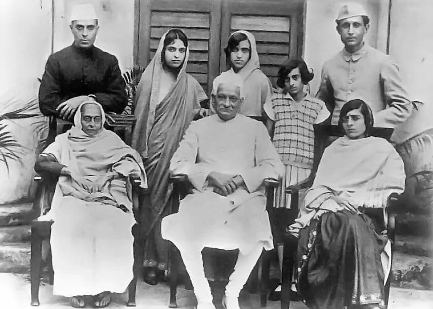 Vijaya Lakshmi Pandit - The family of Motilal Nehru, who is seated in the centre. Standing (L to R) Jawaharlal Nehru (Panditji), Vijaya Lakshmi Pandit, Krishna Hutheesingh, Indira Gandhi and Ranjit Pa