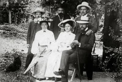 Felix Salten - Hermann Bahr und Felix Salten bei Redlichs in Altaussee. Österreich. Photographie. Juli 1903.
6 Personen von links (bestimmt nach Analogien in anderen bei Commons vorhandenen Fotos):
1