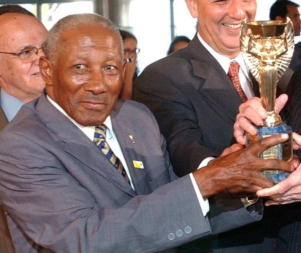 Djalma Santos - Djalma Santos with the FIFA World Cup (1958) trophy
