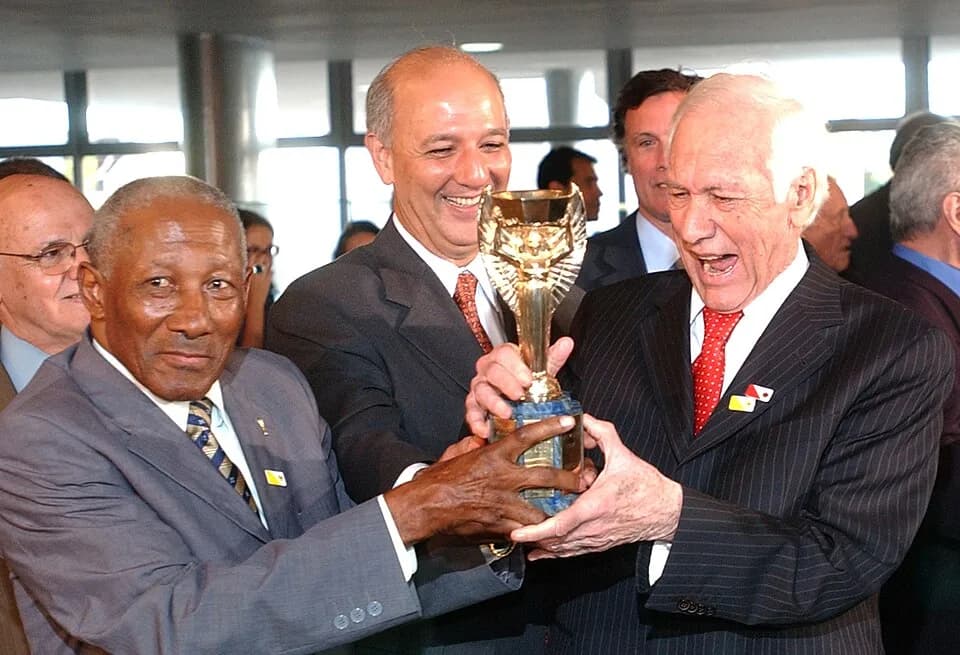 Djalma Santos - O ex-jogador Djalma Santos, o governador do Distrito Federal, José Roberto Arruda, e o ex-capitão da Seleção de 58, Bellini, seguram a Taça Jules Rimet durante inauguração de exposição
