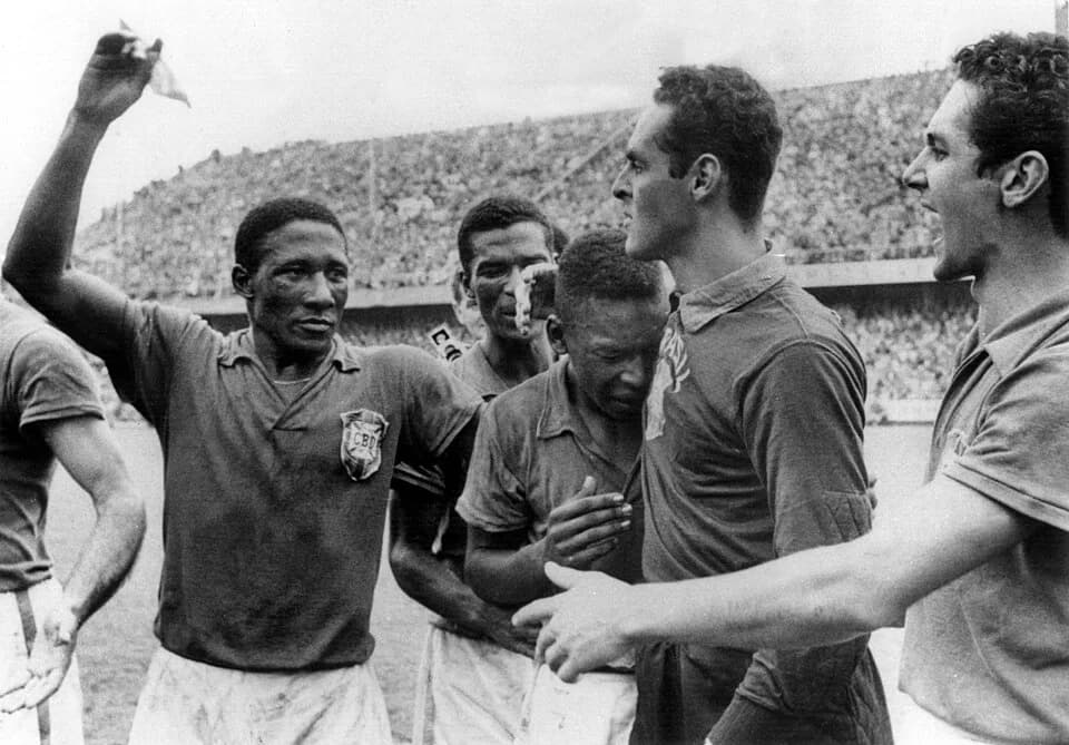 Djalma Santos - Brazilian footballers Djalma Santos (left), Pelé (weeping) and Gilmar after winning the 1958 World Cup. Behind Pelé there's Didi, while on the right side Orlando Peçanha.