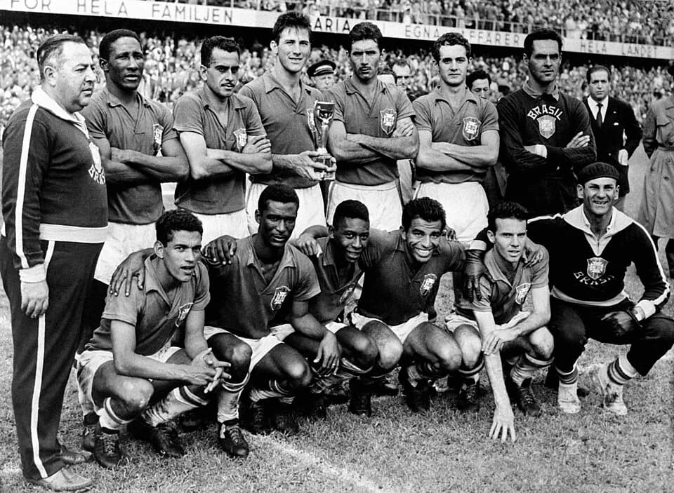 Djalma Santos - Équipe du Brésil de football à la Coupe du monde 1958 : de gauche à droite, Vicente Feola (entraîneur), Djalma Santos, Zito, Bellini, Nilton Santos, Orlando, Gylmar ; en bas : Garrinch