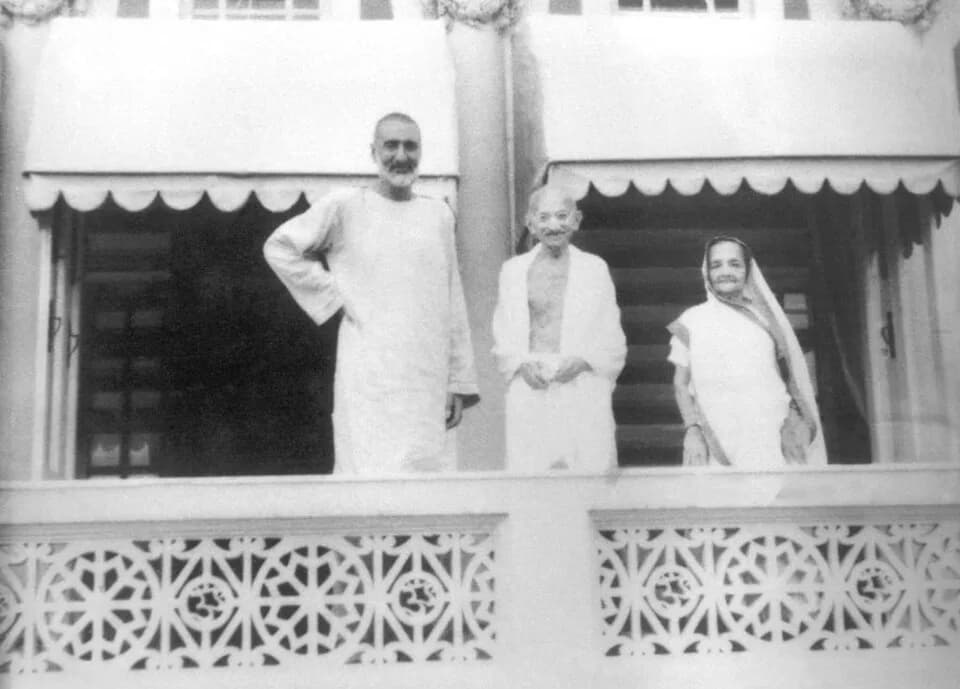 Abdul Ghaffar Khan - Abdul Ghaffar Khan and Mohandas Gandhi.