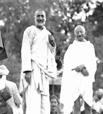Abdul Ghaffar Khan - Abdul Ghaffar Khan (left) and Mohandas K. Gandhi (right)