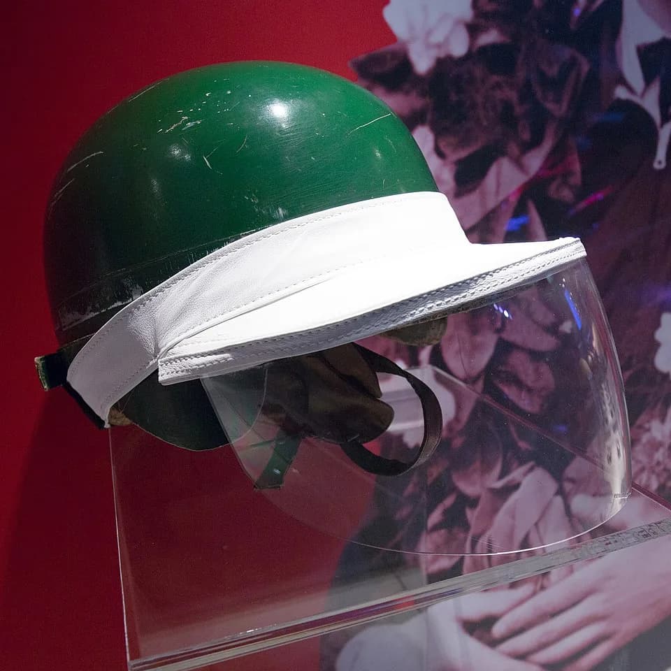Mike Hawthorn - Museo Ferrari: Mike Hawthorn's helmet with rain visor, in the 1950s.