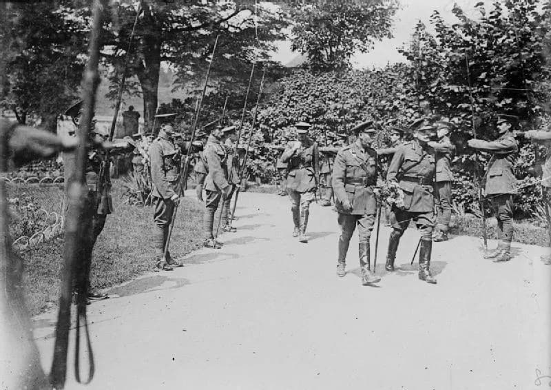 Douglas Haig, 1st Earl Haig - H.M. the King with Sir Douglas Haig, arriving at the Commander-in-Chief's Chateau (Advanced GHQ) at Beauquesne, 8th August 1916. Guard of Honour from 17th Lancers under C