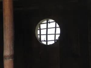 Kobayashi Issa - 一茶逗留の離れ屋の丸窓