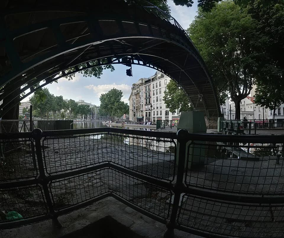 Michèle Morgan - Canal Saint-Martin, Paris :
passerelle Bichat, vue du dessous, montrant les contreventements, avec caméra de vidéosurveillance ;
porte amont de l'écluse n° 5 (écluses des Récollets) ;