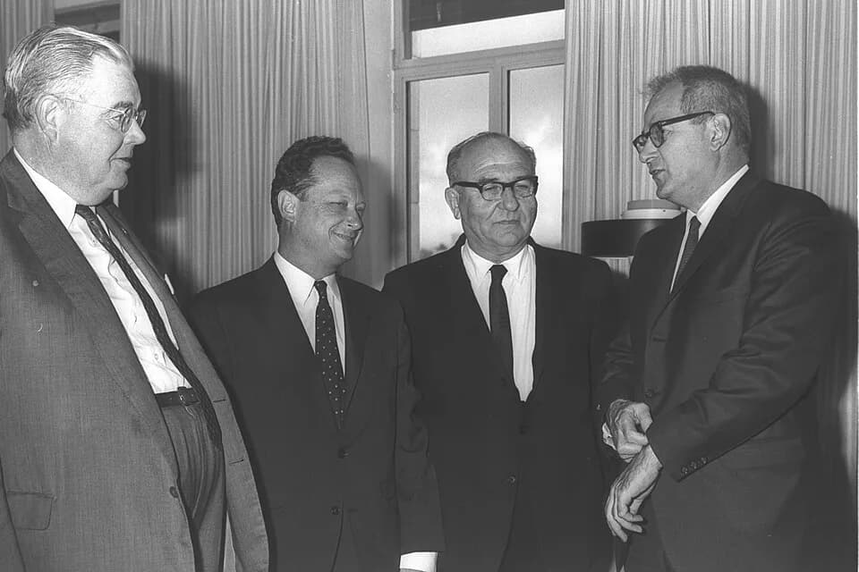 Yigal Allon - U.S. SECY. OF LABOR, WILLIAM WILLARD WIRTZ CALLINGON P.M. LEVY ESHKOL. L-R: U.S. AMB. WALWORTH BARBOUR, MIN. OF LABOR YIGAL ALON, P.M. LEVY ESHKOL AND W. WIRZ, JERUSALEM