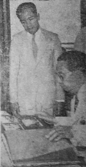Elpidio Quirino - Elpidio Quirino looking at an album about Surabaya