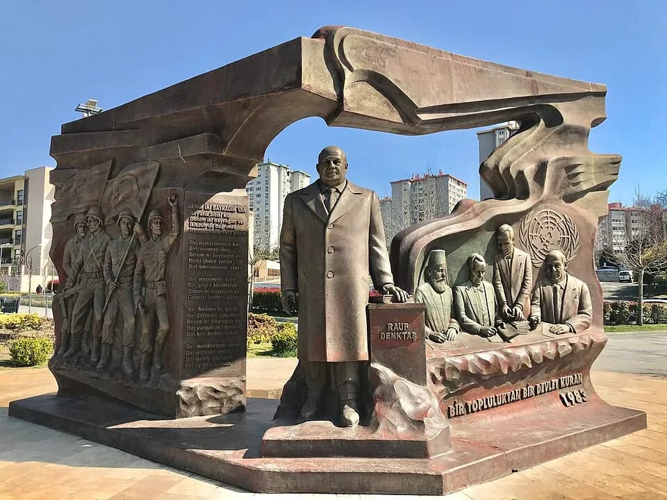 Rauf Denktaş - Kıbrıs Anıtı, Beylikdüzü, İstanbul, Türkiye.