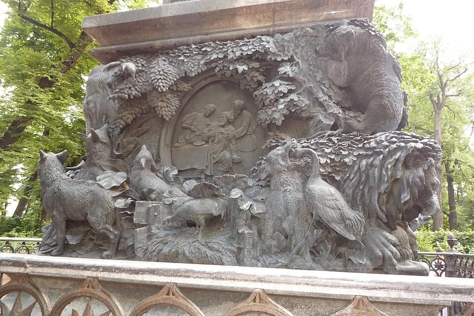 Ivan Krylov - Krylov Heykeli kaide detayı.