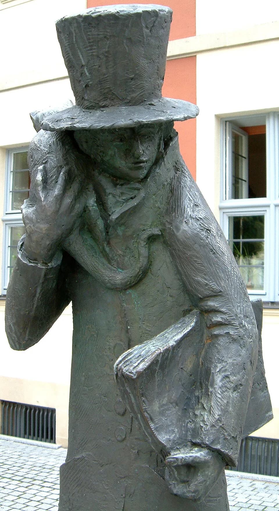 E. T. A. Hoffmann - Bamberg, vor dem E.T.A.-Hoffmann-Theater am Schillerplatz: Plastik - ETA Hoffmann mit Kater