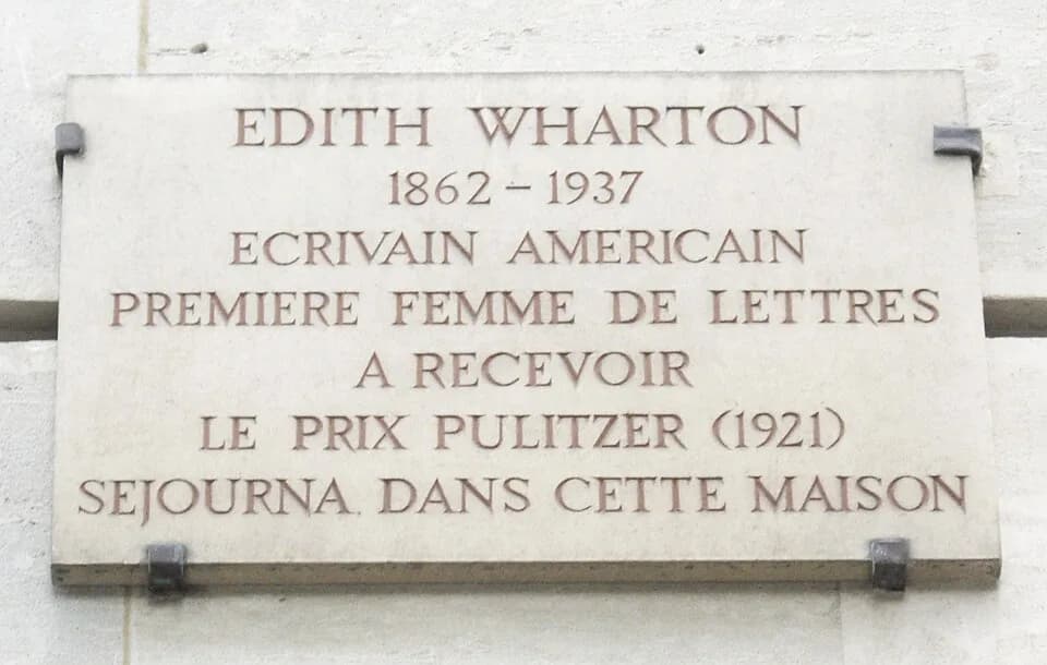 Edith Wharton - Plaque apposée au n° 3 de la place des États-Unis, Paris 16e. « Edith Wharton, 1862-1937, écrivain américain, première femme des lettres à recevoir le prix Pulitzer (1921), séjourna da