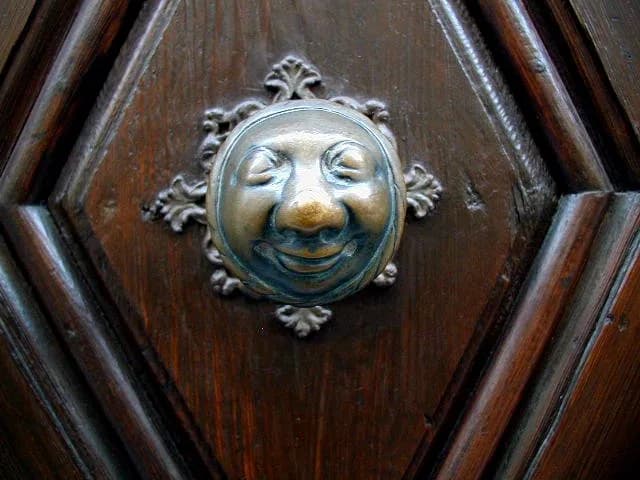 E. T. A. Hoffmann - Türknauf, der als "Apfelweib" in E.T.A. Hoffmanns Der goldene Topf auftaucht, am Stahlschen Schwesternhaus in Bamberg.