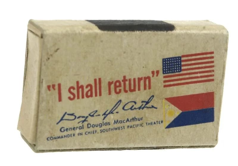 Douglas MacArthur - Luciferdoos. Op dit luciferdoosje met Amerikaanse propaganda van tijdens de Tweede Wereldoorlog staat een Amerikaanse vlag met het opschrift :"I shall return" en daaronder de handt