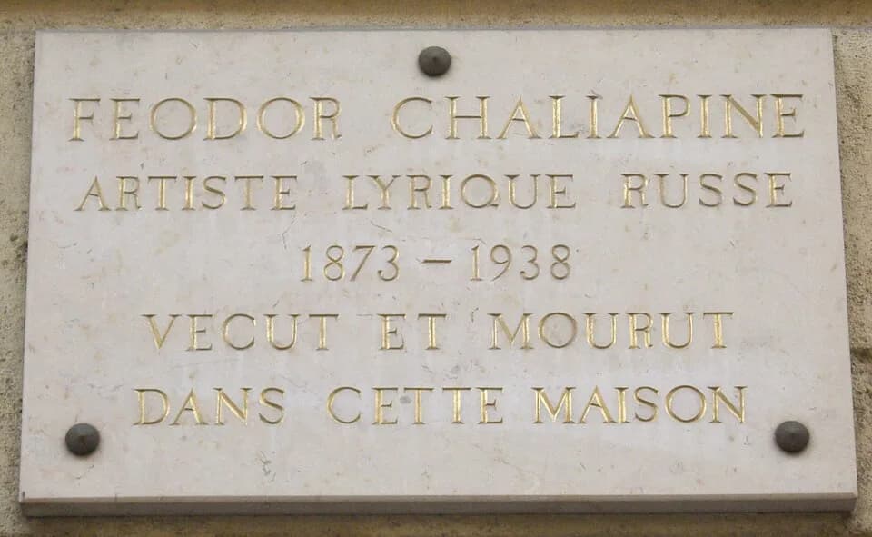 Feodor Chaliapin - Plaque commémorative, 22 avenue d'Eylau, Paris 16e. « Feodor Chaliapine, artiste lyrique russe, 1873-1938, vécut et mourut dans cette maison. »