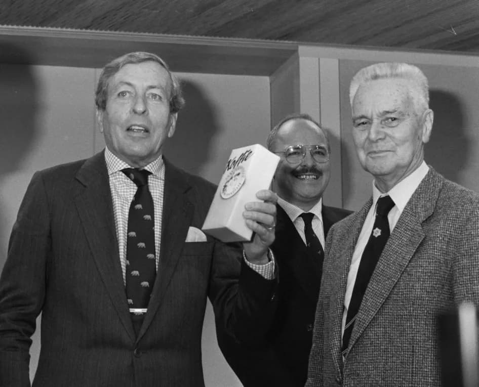 Jan Tinbergen - Prince Claus receives a box of "Max Havelaarkoffie" from Jan Tinbergen
