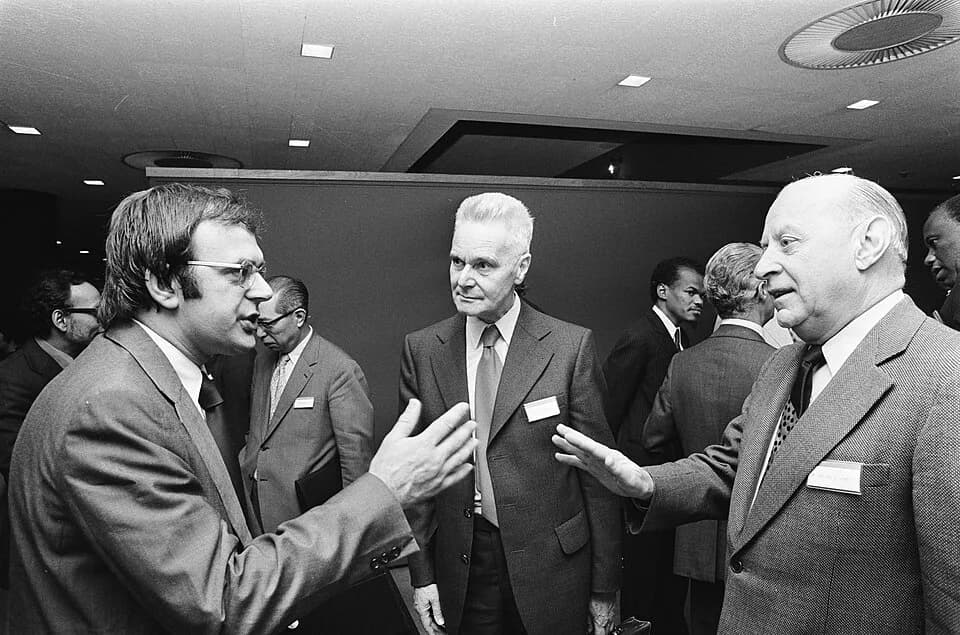 Jan Tinbergen - Minister Pronk, prof. Tinbergen and De Seynes, Economy symposium in Den Haag
