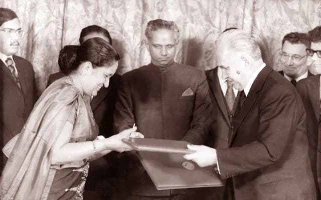 Sirimavo Bandaranaike - Photo of Tissa Wijeyeratne with Mrs. Sirimavo Bandaranaike and Alexei Kosygin. This photo from my family collection If you need any clarification you may contact this address.