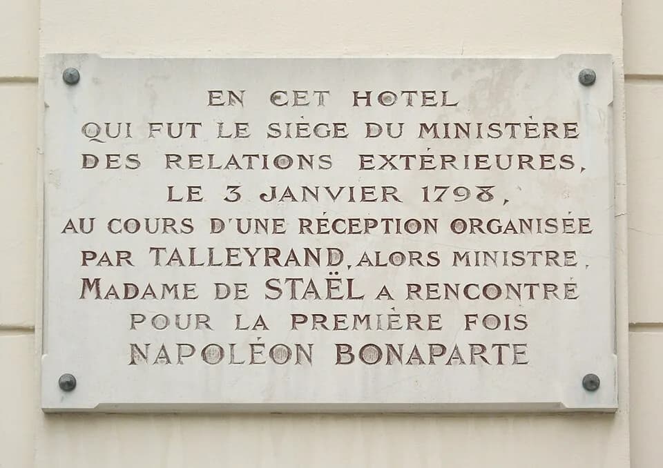 Germaine de Staël - Plaque apposée dans la cour de l'hôtel de Galliffet, où se trouve l'actuel Istituto di Cultura Italiana di Parigi, au n° 50 de la rue de Varenne, Paris 7e.« En cet hôtel qui fut le