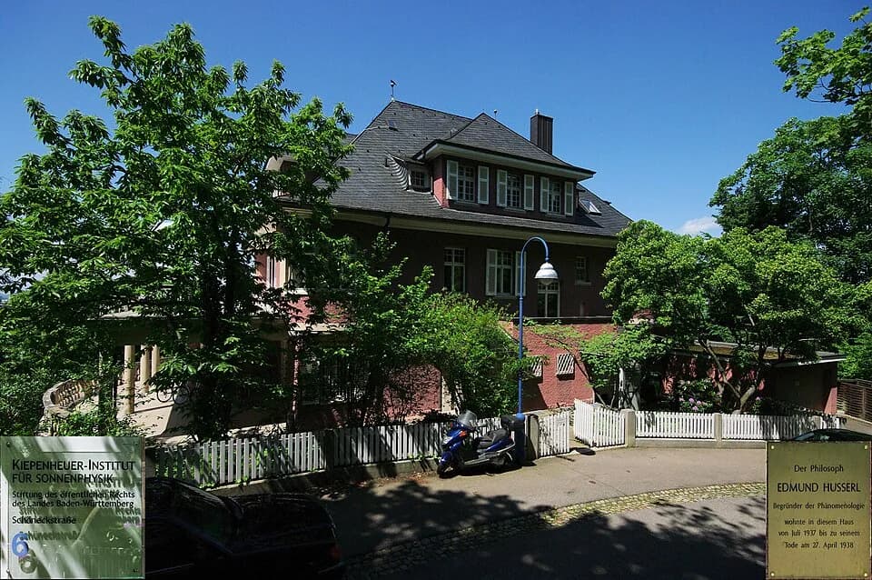 Edmund Husserl - Kiepenheuer Institut für Sonnenphysik, Schöneckstraße 6. Freiburg im Breisgau
In diesem Haus lebte auch der Philosoph und Begründer der Phänomenologie Edmund Husserl