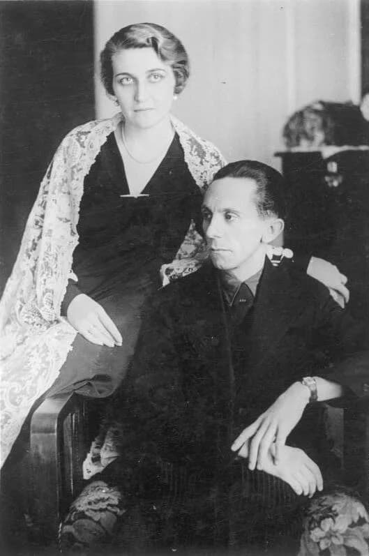 Joseph Goebbels - Bundesarchiv Bild 146-1970-011-23, Joseph Goebbels und Frau Magda.jpg