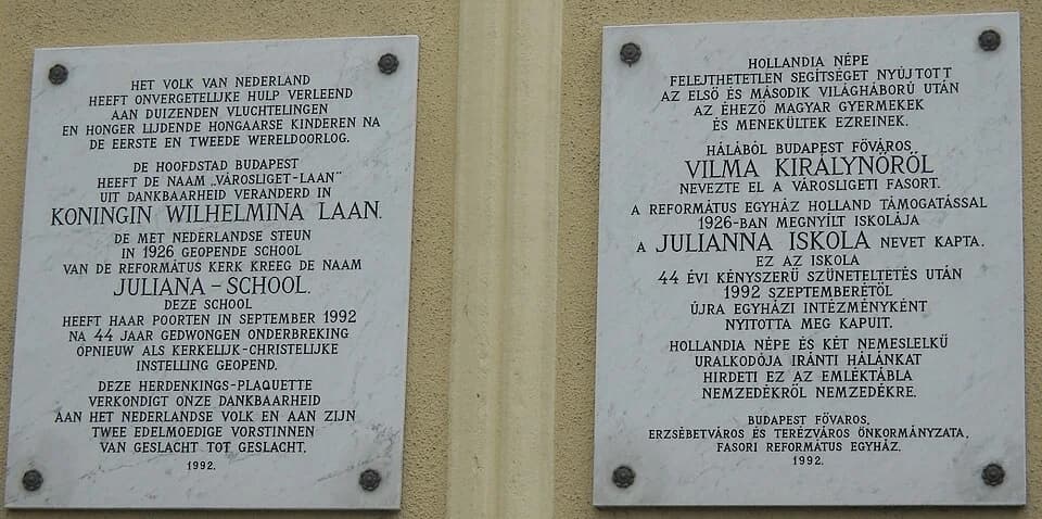 Juliana of the Netherlands - Vilma és Julianna holland királynők emléktáblái. A fasori református templom falán, Budapest, VII., Városligeti fasor 5-7.