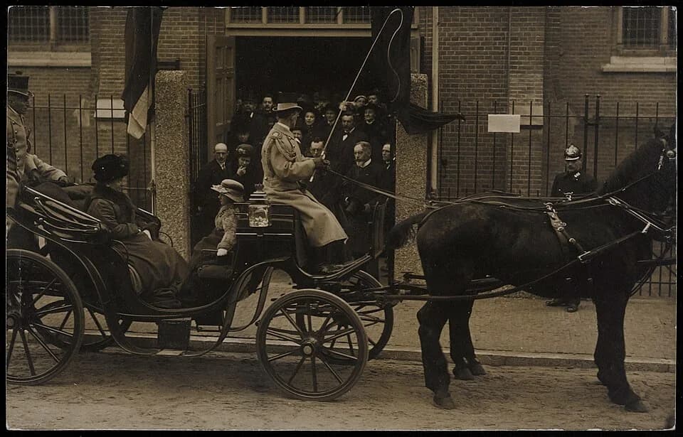 Juliana of the Netherlands - Beschrijving Schaepmanstraat 2
H.M. Koningin Wilhelmina verlaat de Prinsessekerk die door haar is geopend. Uitgever Fotopersbureau Holland N.Z. Voorburgwal 258, Amsterdam