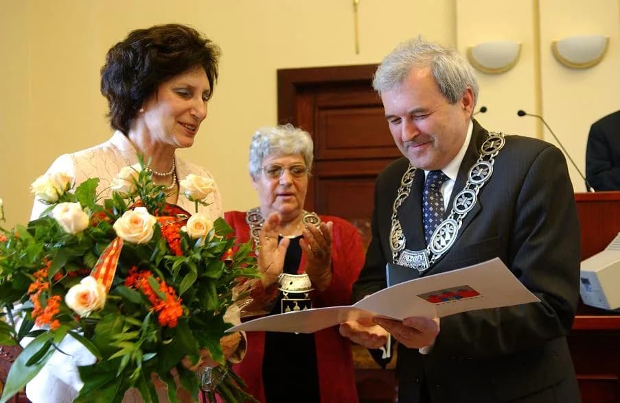Irena Szewińska - od lewej: Irena Szewińska, Felicja Gwincińska (przewodnicząca Rady Miasta Bydgoszcz) oraz Konstanty Dombrowicz (prezydent Bydgoszczy). Wręczenie Irenie Szewińskiej tytułu Honorowego