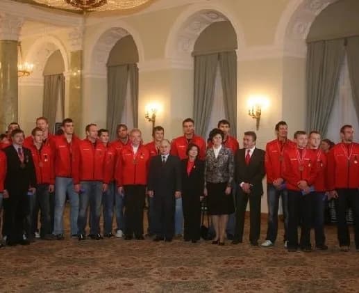 Irena Szewińska - Reprezentacja Polski (szczypiorniści) i Prezydent.jpg
