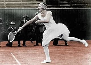 Suzanne Lenglen - Suzanne Lenglen in action.