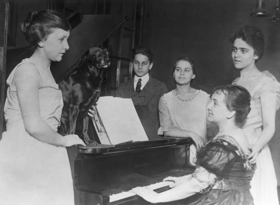 Barbara McClintock - From left to right: Mignon, Malcolm Rider "Tom", Barbara, Marjorie, and Sara (at the piano)