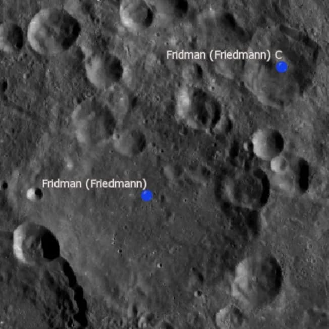 Alexander Friedmann - Cráter lunar Fridman. Cráter satélite. (Imagen LRO)