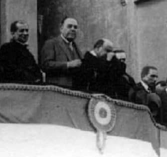 Hipólito Yrigoyen - H Yrigoyen en balcóm con escudo-2.jpg