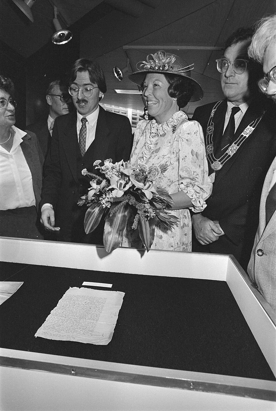 William the Silent - Koningin Beatrix opent de nieuwbouw van de Rijksuniversiteit Leiden. Koningin Beatrix bij een brief van Willem van Oranje in de Leidse Universiteitsbibliotheek. V.l.n.r.: staatsse