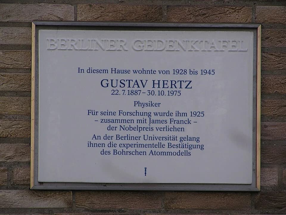 Gustav Ludwig Hertz - Berliner Gedenktafel für Gustav Hertz. Fabeckstraße 11, Berlin-Dahlem.