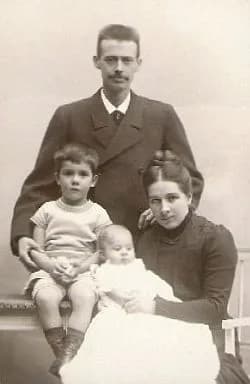 Niels Ryberg Finsen - Niels Ryberg Finsen with his wife Ingeborg and children Halldor and Gudrun.