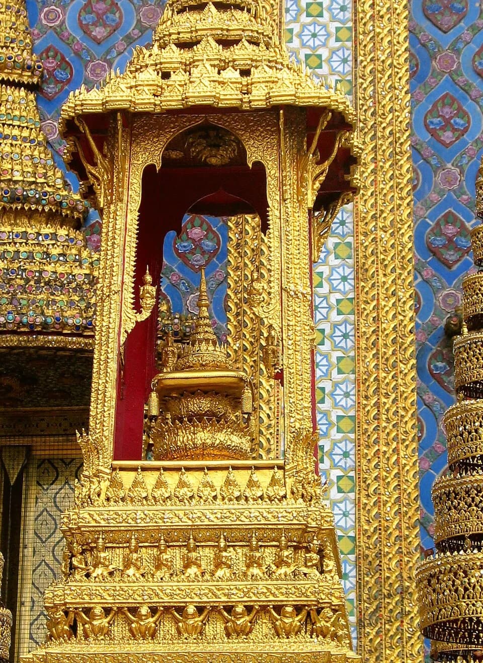 Chulalongkorn - Monument (busabok) with insignia of King Rama V within Wat Phra Kaew (Bangkok, Thailand), showing the top part of a Thai crown.