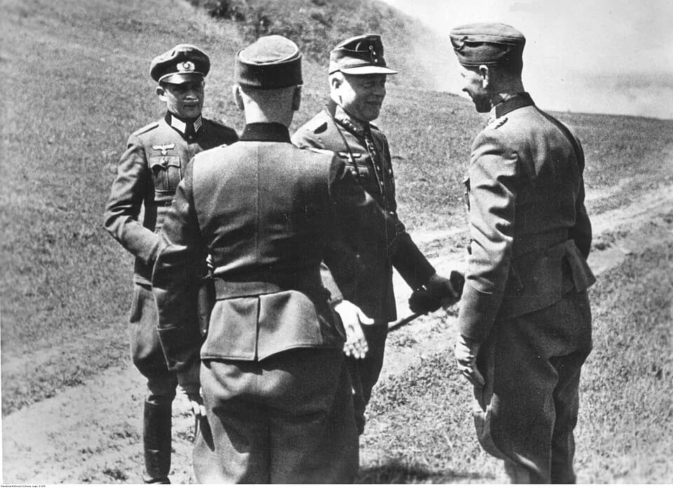 Paul Ludwig Ewald von Kleist - Marszałek Ewald von Kleist (2 z prawej) na polnej drodze podczas inspekcji podległych mu jednostek. Pierwszy z prawej gen. Maximilian de Angelis.