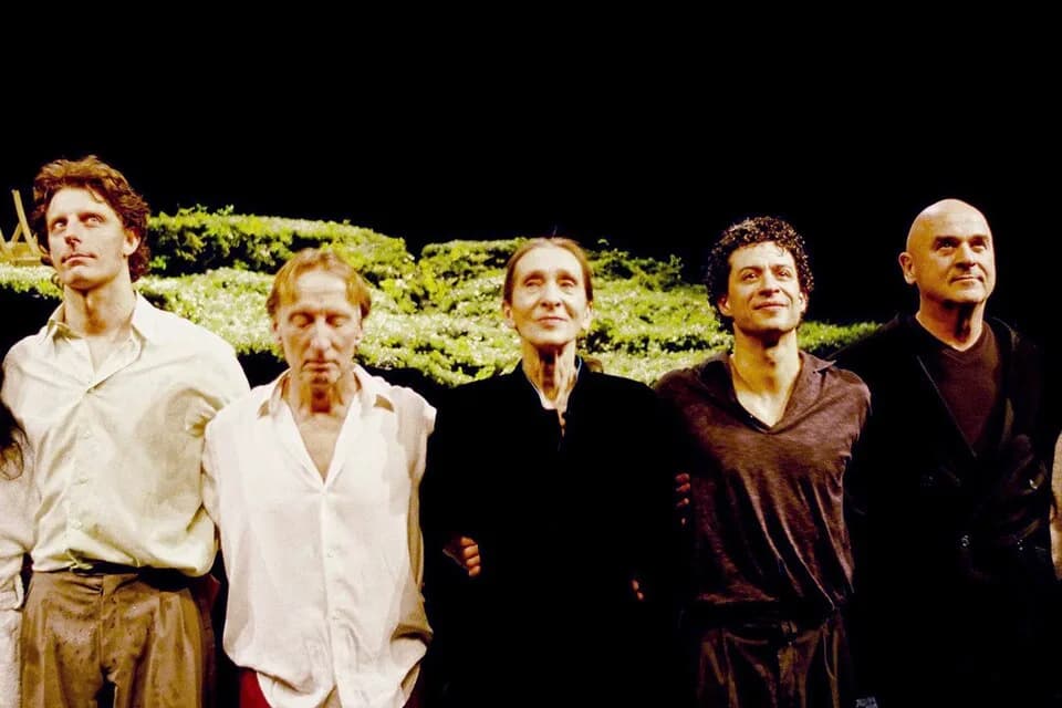 Pina Bausch - Pina Bausch (in the middle) with her dancers at the Wiesenland show.