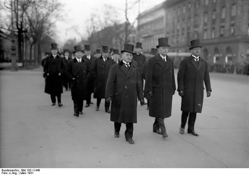 Heinrich Brüning - For documentary purposes the German Federal Archive often retained the original image captions, which may be erroneous, biased, obsolete or politically extreme. Die feierliche Beise