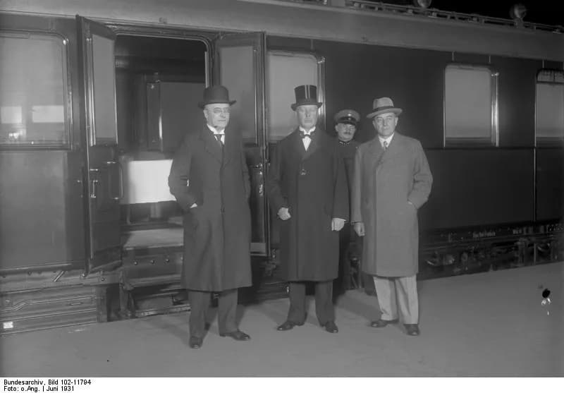 Heinrich Brüning - For documentary purposes the German Federal Archive often retained the original image captions, which may be erroneous, biased, obsolete or politically extreme. Die Abfahrt der deut