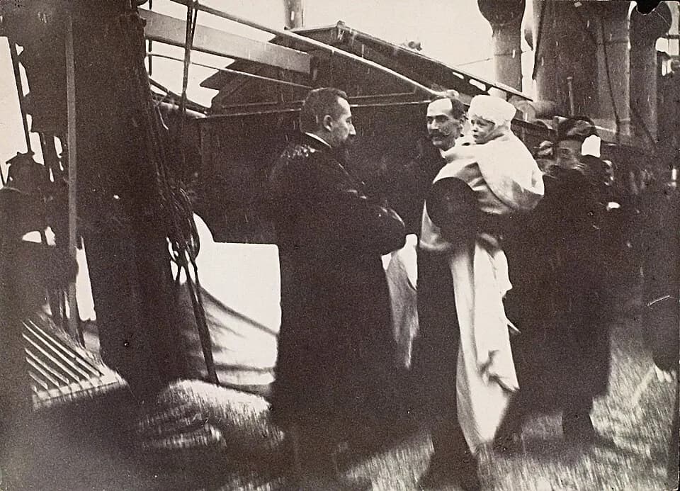 Christian Michelsen - Kong Haakon VII ankommer Norge med Kronprins Olav på armen 1905. Bildet er tatt straks etter at kongen og hans følge har forlatt det danske kongeskipet Danneborg i Drøbaksundet o
