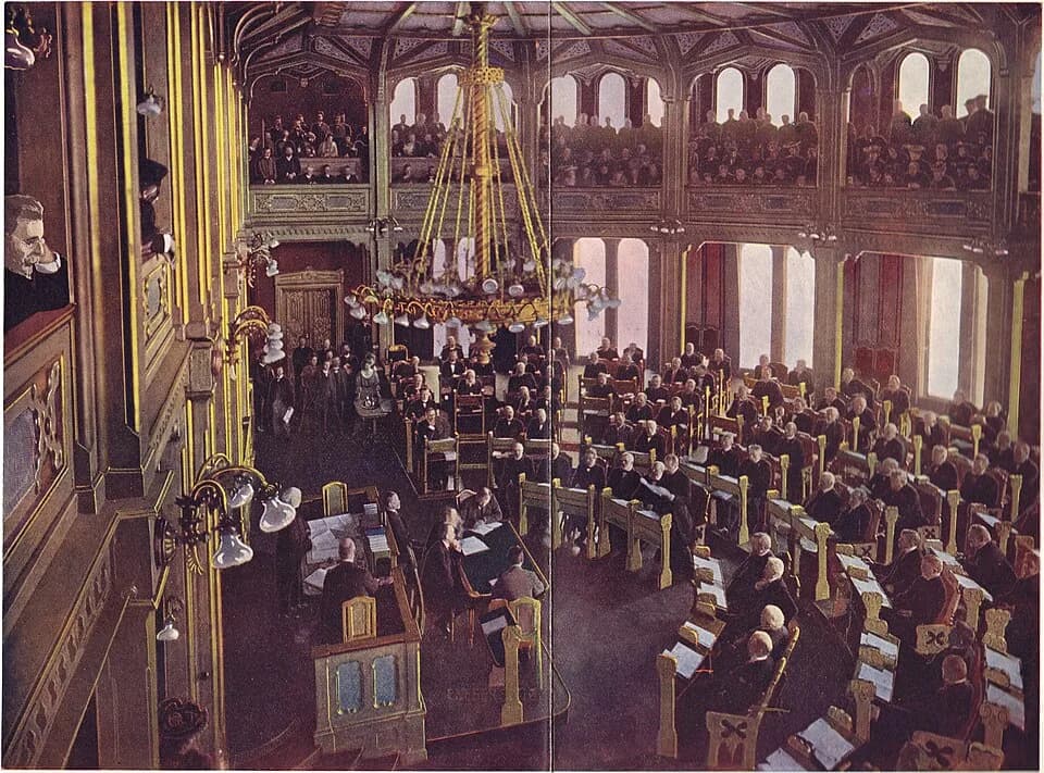 Christian Michelsen - Stortingets møte 7. juni 1905. Statsminister Michelsen oppleser regjeringens meddelelse. Fargelagt fotografi.