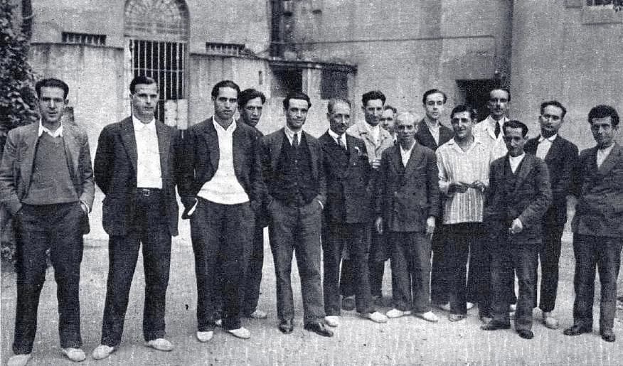 Lluís Companys - Los presos políticos en el patio de la Cárcel Modelo, en el artículo Asuntos varios de Barcelona, en el número 993 de Mundo Gráfico (12 de noviembre de 1930). Aparecen el anarcosindic