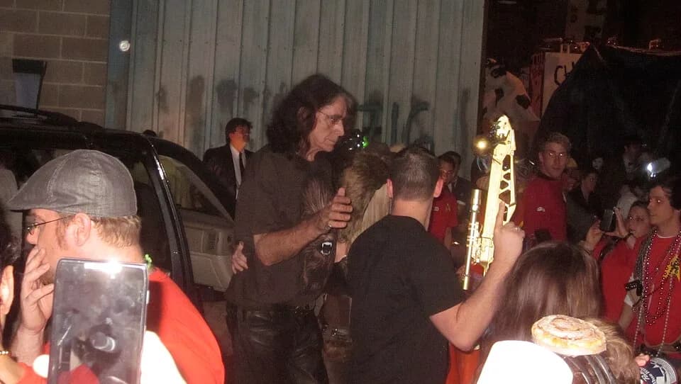 Peter Mayhew - 2013 "Krewe of Chewbacchus" Carnival parade, New Orleans. Lined up on Architect Street before start of parade.
King Peter Mayhew has arrived
