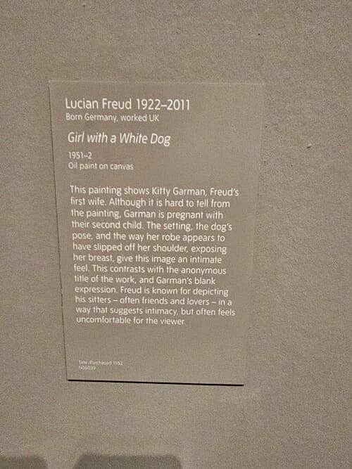 Lucian Freud - "Rapariga com um Cão Branco", pintura a óleo sobre tela de 1951-2 de Lucian Freud, na exposição "Capturing The Moment", na Tate Modern, em Londres