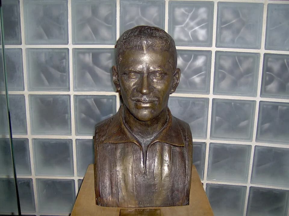 Nílton Santos - Photo of a statue of brazilian soccer player Nilton Santos in club Botafogo de Futebol e Regatas